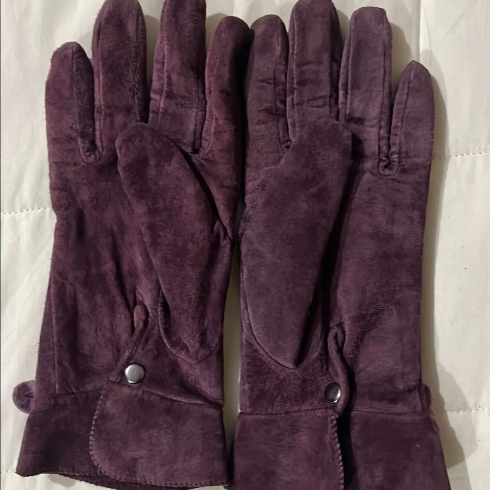 Ann Taylor Deep Purple Suede Gloves with Floral Detail Unique Vintage - Picture 2 of 3